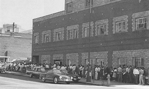 Students lining up to register for classes 1968