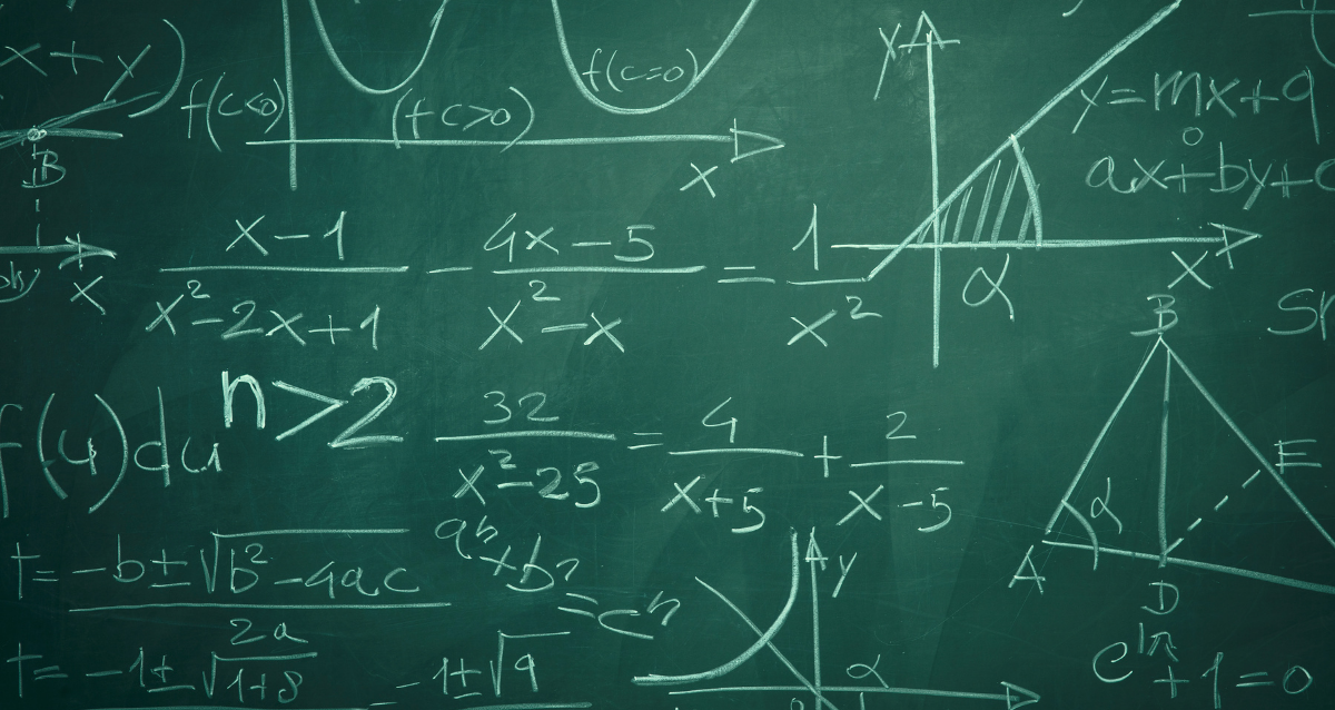 Math symbols on a chalkboard en español: Símbolos matemáticos en una pizarra
