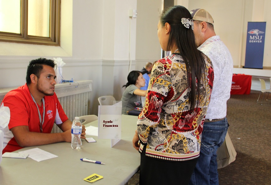 Parents speaking to a team member at Orentación Familiar