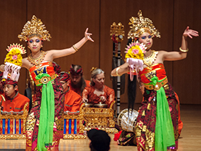 Gamelan Manik Kusuma performing with two dancers in traditional dress