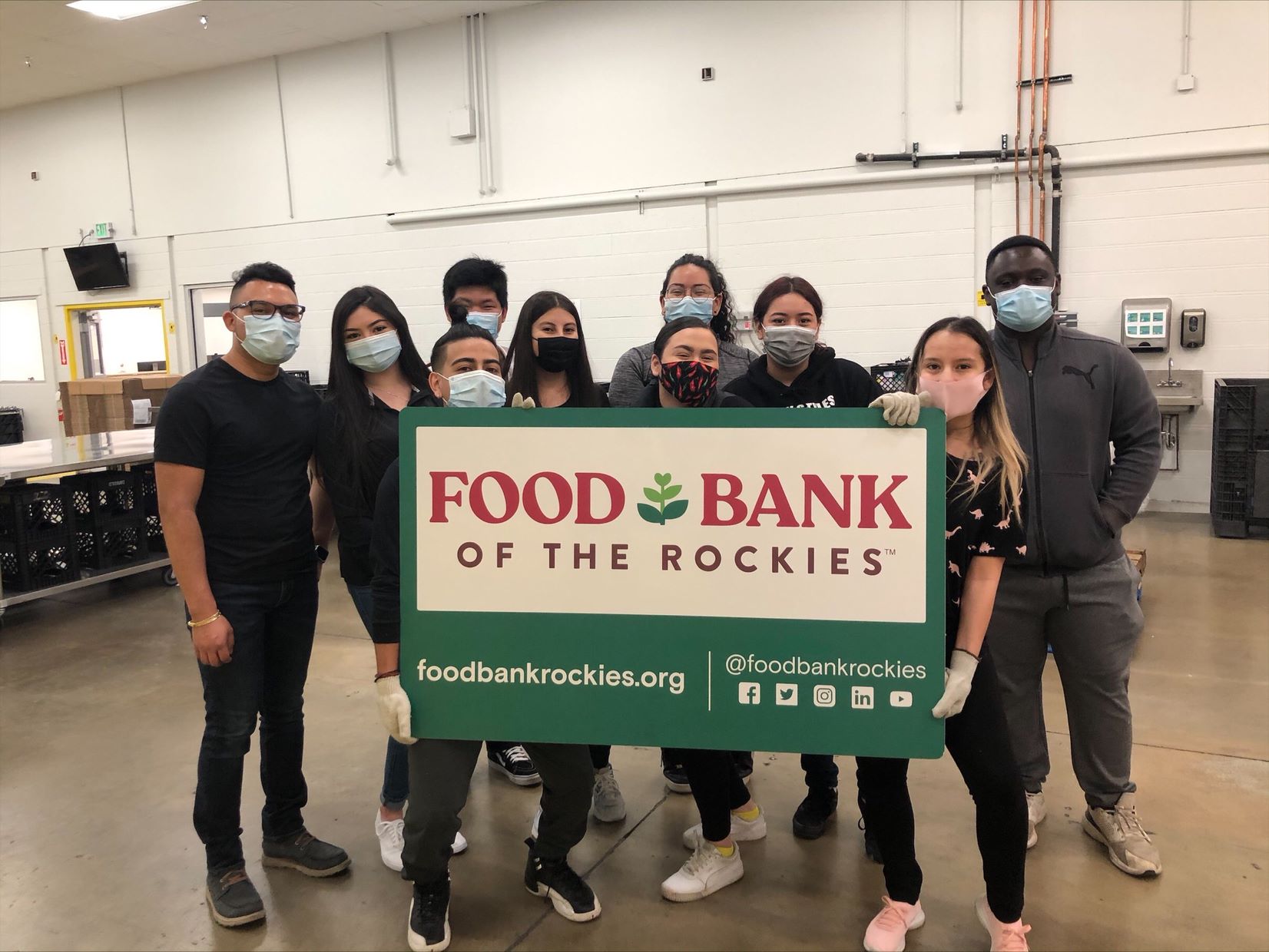 leadership students volunteering at a food bank of the rockies