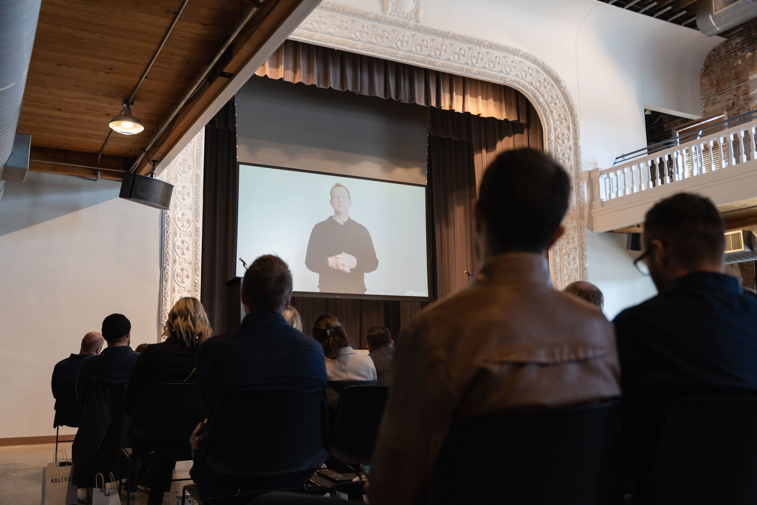 Turnhalle Speaker on screen