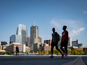 Students walking in between classes on Auraria Campus.