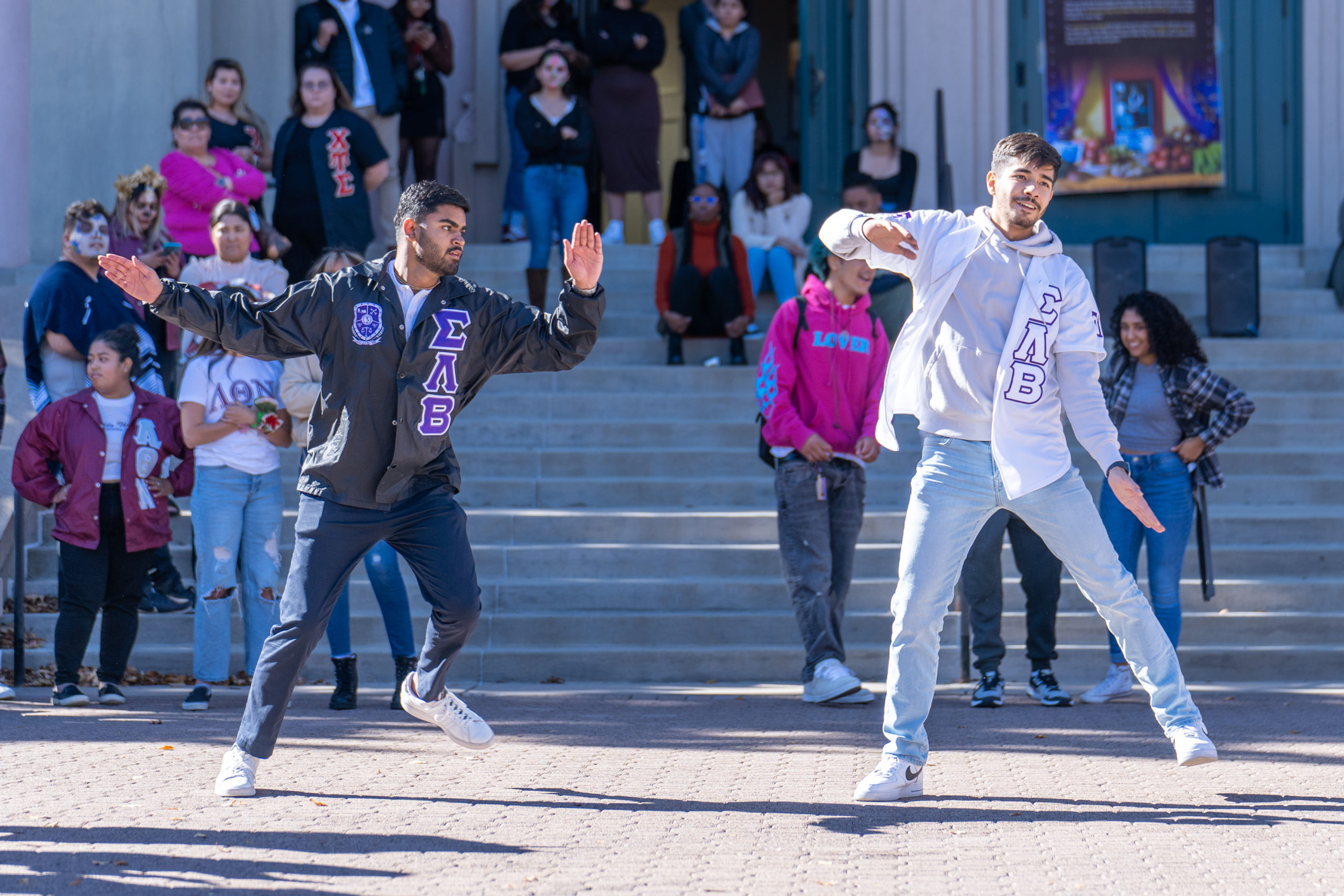 Two people in Greek organizations are strolling