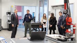 HERO-U.S.-Deputy-Commerce touring CNC lab with Mark Yoss en español: HERO-U.S.-Deputy-Commerce de visita en el laboratorio CNC con Mark Yoss