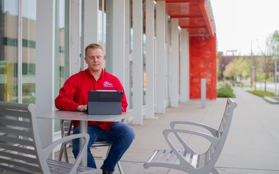 MSU Denver Online student studying remotely for an online business management degree