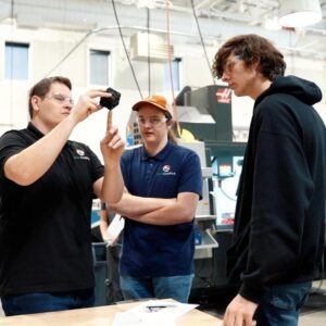 Dan Steepleton with EPIC students in the CNC lab en español: Dan Steepleton con estudiantes de EPIC en el laboratorio CNC
