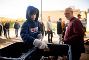 MSU Denver athlete volunteering with Food for Thought.