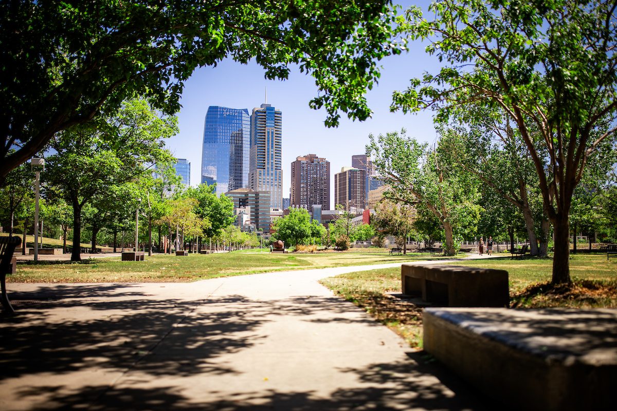 Auraria campus with Denver buildings in background. En español: Campus Auraria con edificios de Denver al fondo.