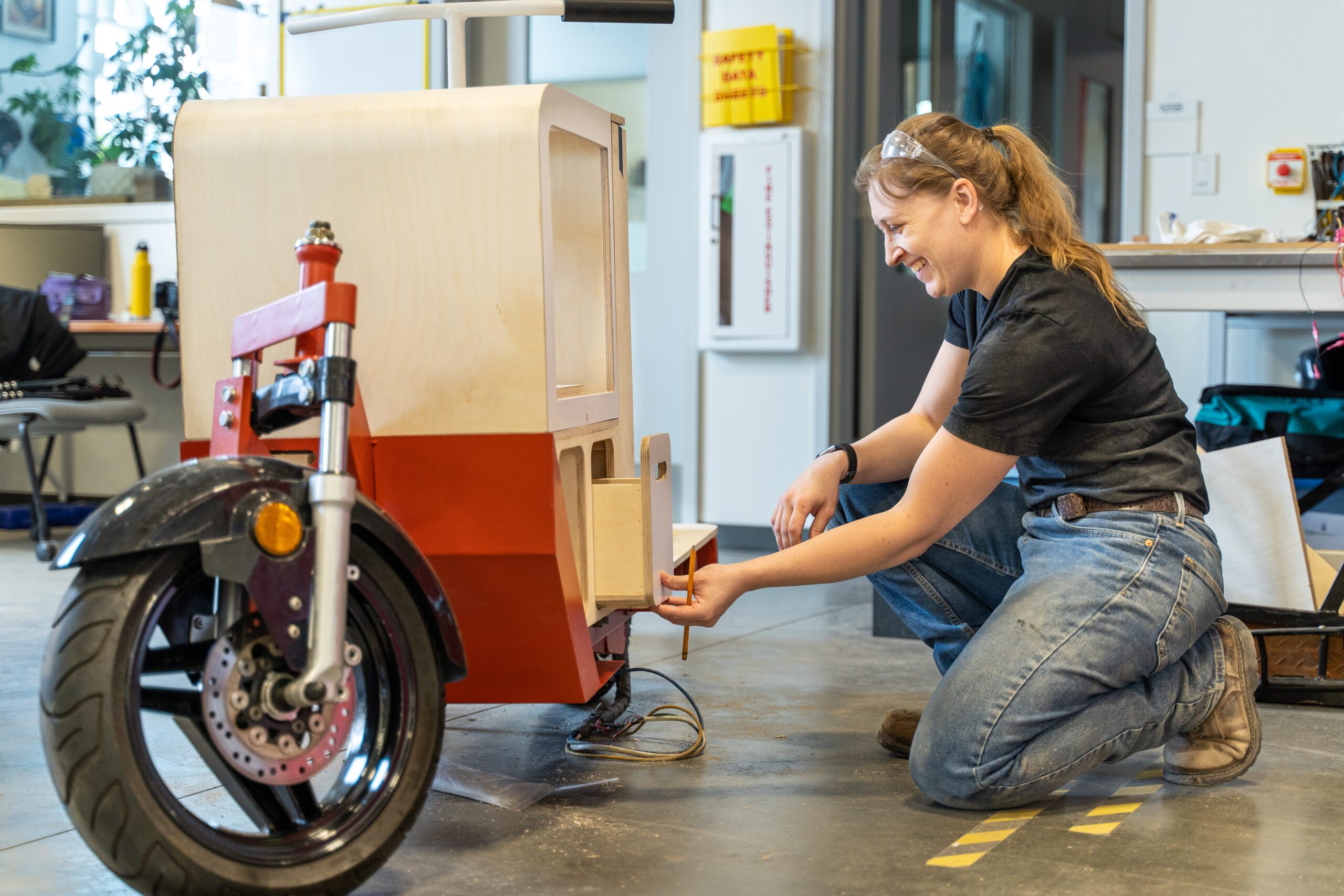 MSU Denver Industrial Design students work on creating a functional electric cargo bike. Lydia Snyder en español: Estudiantes de Diseño Industrial de MSU Denver trabajan en la creación de una bicicleta de carga eléctrica funcional. Lydia Snyder