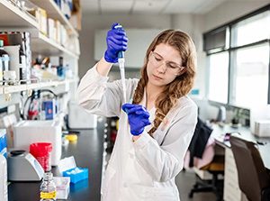 MSU Denver biochemistry student Zoe Ward pipettes TCEP (Tris(2-carboxyethyl)phosphine) solution into a DNA aptamer for testing purposes.