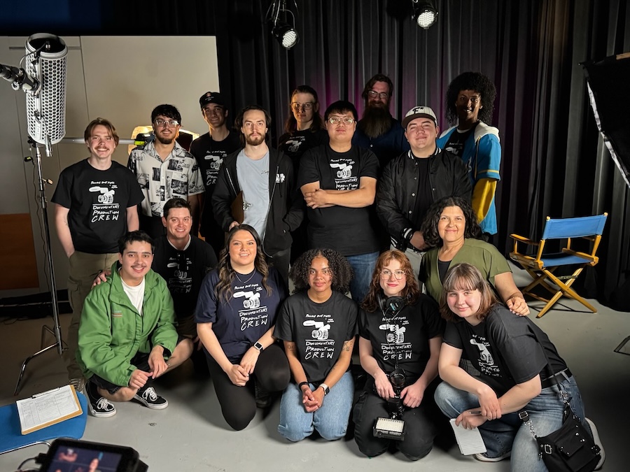 A group of sixteen students pose for a photo.