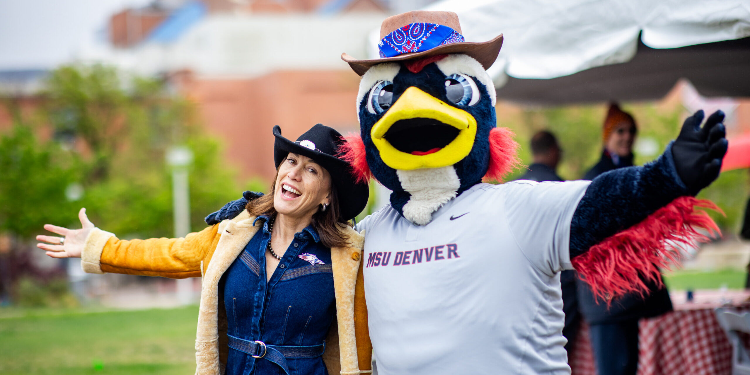 President Davidson poses for a fun photo with Rowdy on the JSSB Lawn.