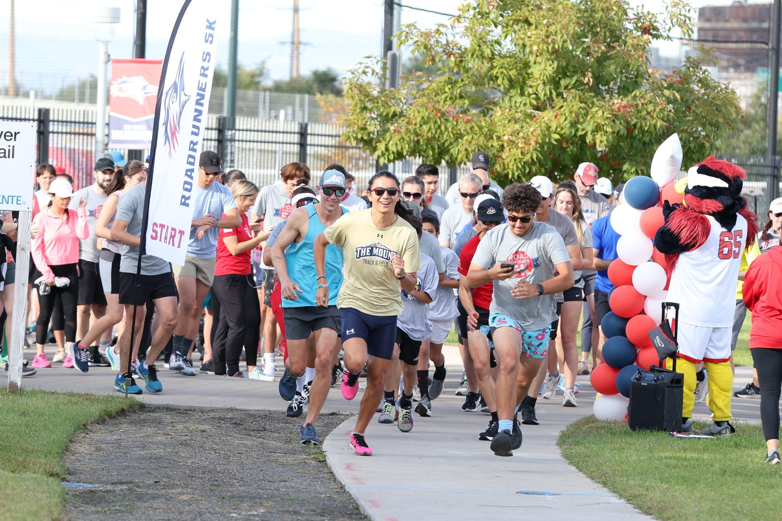 Runners start the Roadrunners 5k