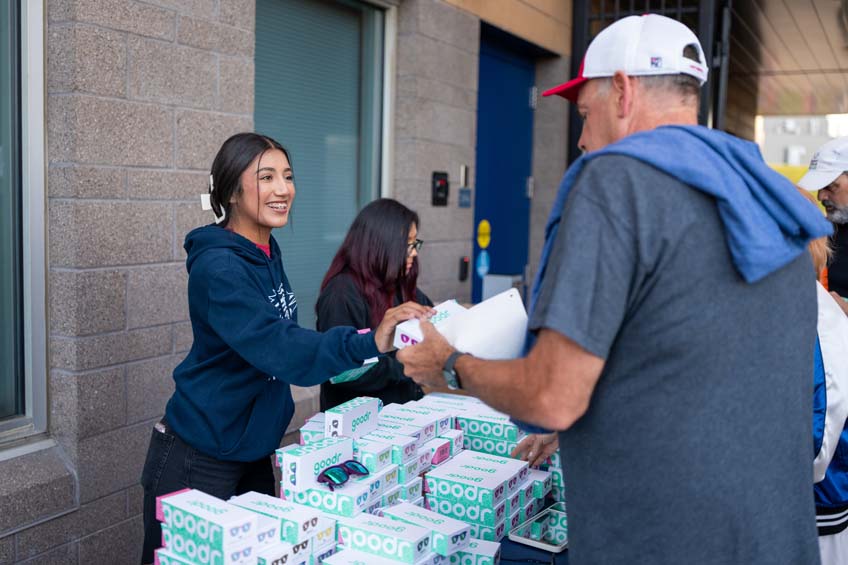Roadrunner 5k volunteers hand out free goodr sunglasses to runners.